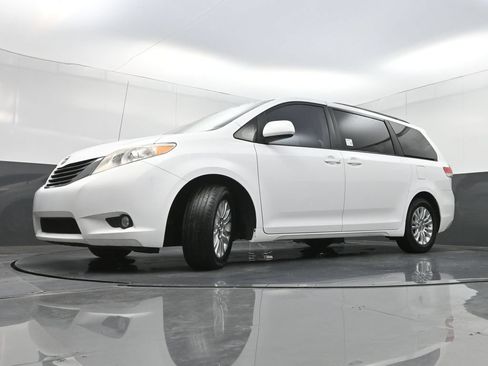 Used 2013 Toyota Sienna XLE FWD image 23