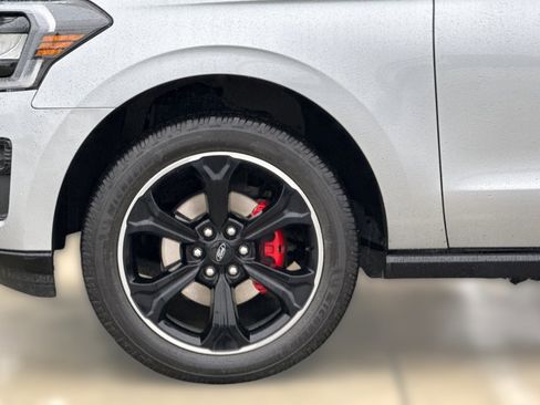 Used 2022 Ford Expedition Limited image 12