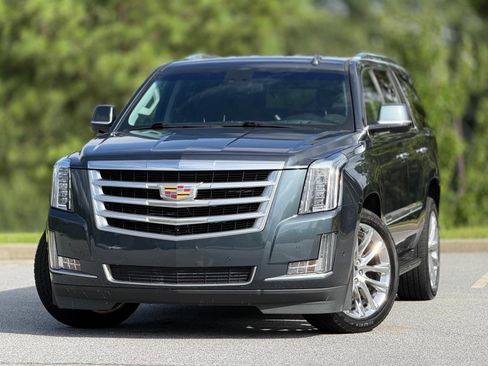 Used 2019 Cadillac Escalade Luxury AWD/4WD image 2