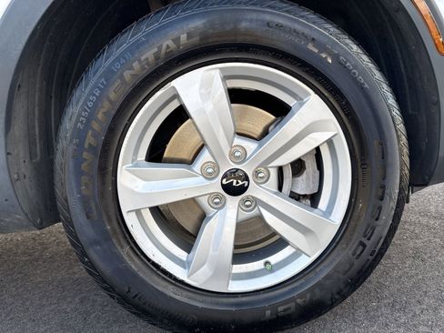 Used 2022 Kia Sorento LX image 9