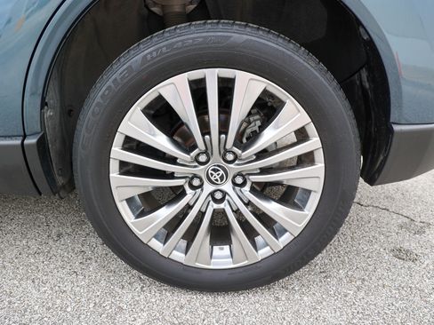 Certified 2024 Toyota Venza XLE AWD/4WD image 22