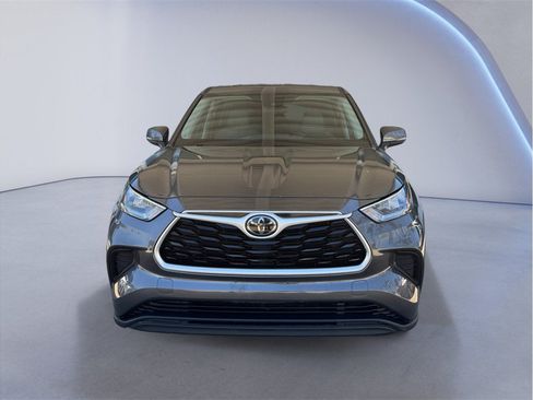Used 2020 Toyota Highlander L FWD image 2