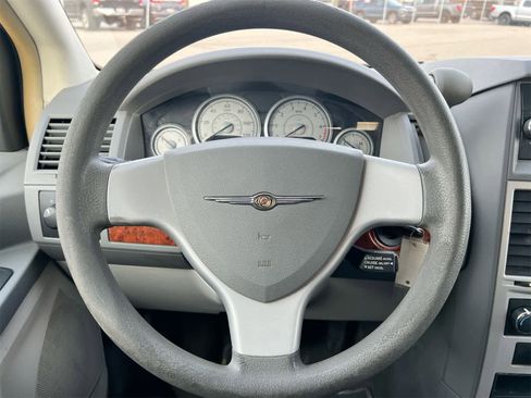 Used 2009 Chrysler Town & Country LX image 22