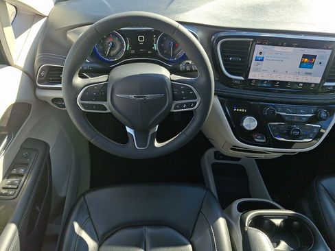 Used 2023 Chrysler Pacifica Touring-L image 12