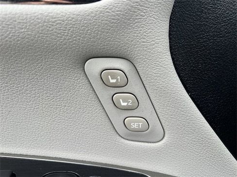 Used 2014 Toyota Avalon Limited image 30