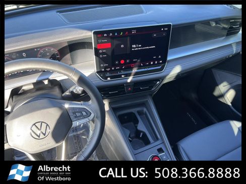 Used 2025 Volkswagen Tiguan SE image 29