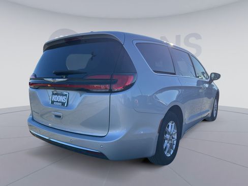 Used 2024 Chrysler Pacifica Touring-L FWD image 7
