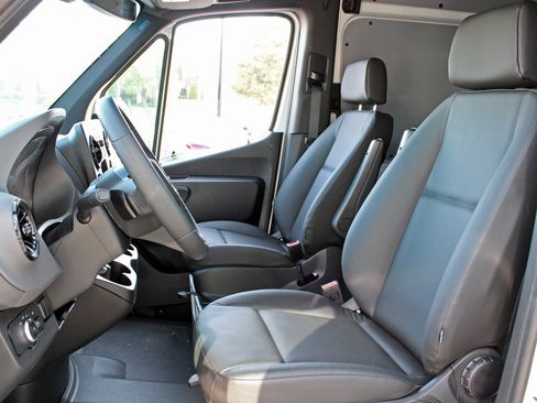 Used 2025 Mercedes-Benz Sprinter 2500 image 10