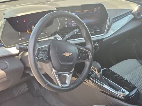 Used 2025 Chevrolet Trax LT w/ LT Convenience Package FWD image 15