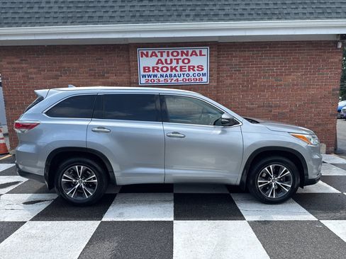 Used 2016 Toyota Highlander XLE AWD/4WD image 2