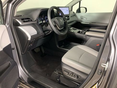 Used 2025 Toyota Sienna XLE w/ XLE Plus Package image 31