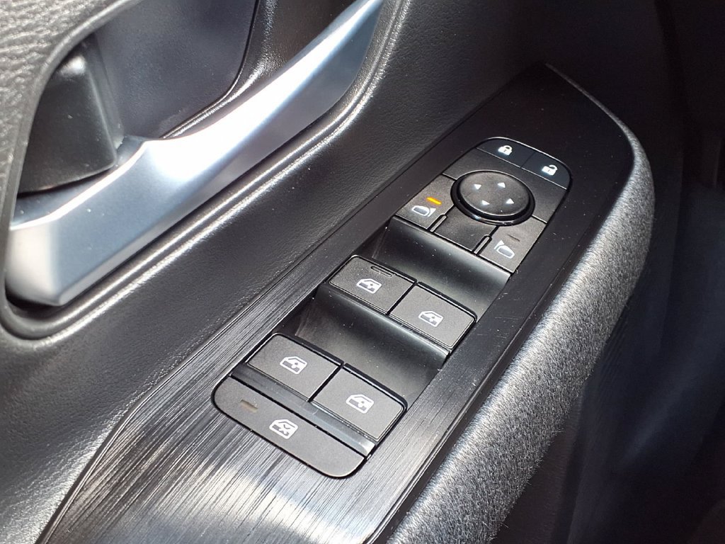 Used 2025 Nissan Kicks SV AWD/4WD image 19