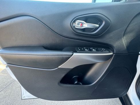 Used 2019 Jeep Cherokee Latitude w/ Popular Appearance Group FWD image 24