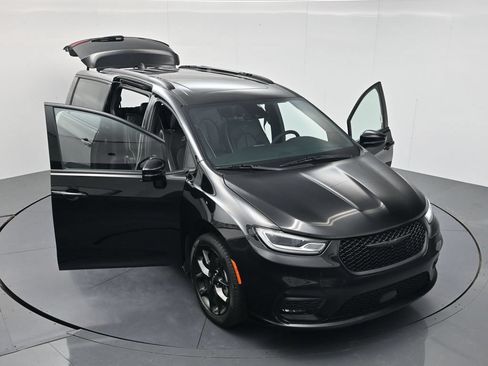 Used 2025 Chrysler Pacifica Limited FWD image 48
