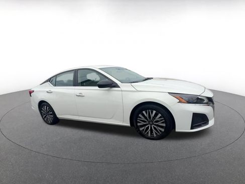 Used 2025 Nissan Altima 2.5 SV FWD image 2