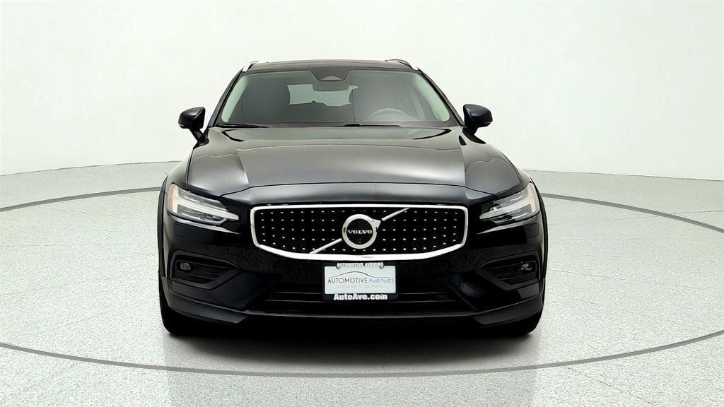 Used 2025 Volvo V60 B5 Cross Country Plus AWD/4WD image 2