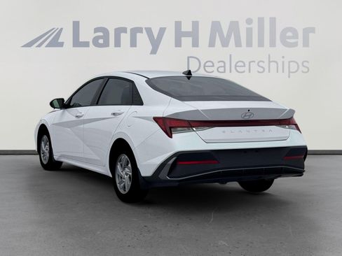 New 2026 Hyundai Elantra SE FWD image 5