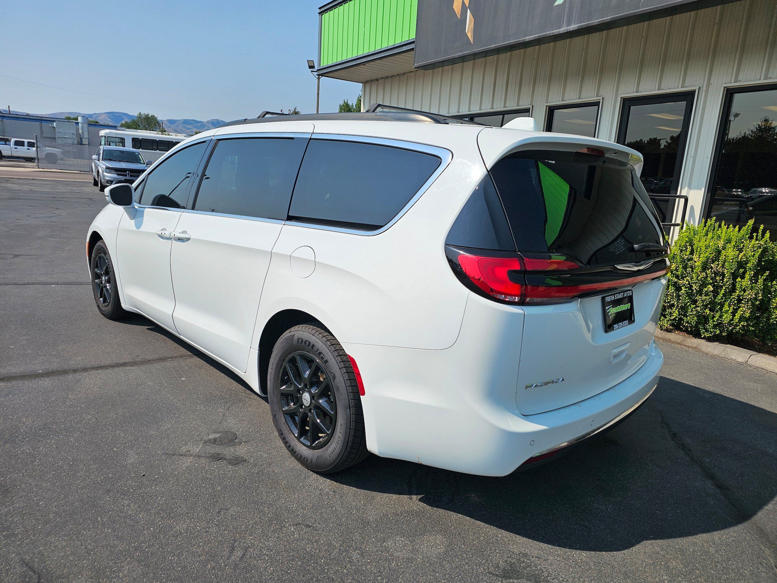 Used 2022 Chrysler Pacifica Touring-L FWD image 5