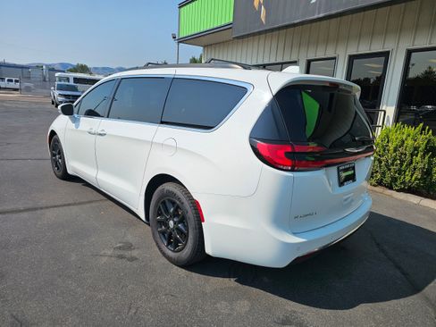 Used 2022 Chrysler Pacifica Touring-L FWD image 5