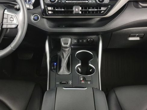 Used 2021 Toyota Highlander XLE FWD image 26