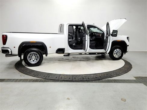 Used 2025 GMC Sierra 3500 Denali w/ Technology Package image 16