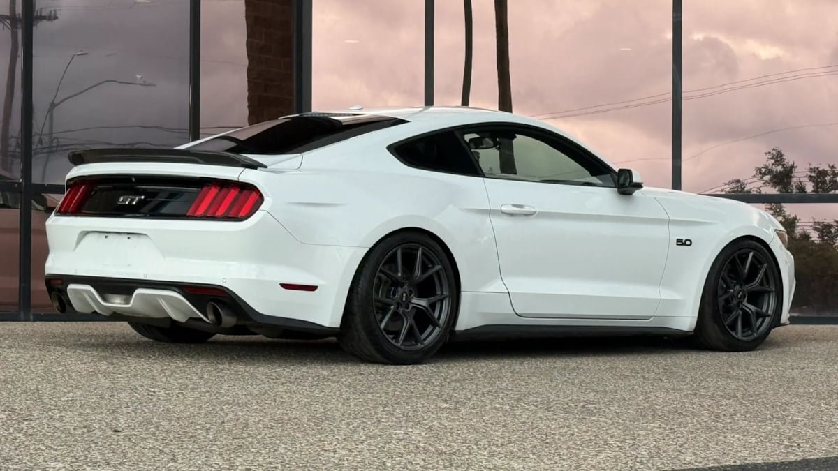 Used 2016 Ford Mustang GT Premium w/ Black Accent Package RWD image 12