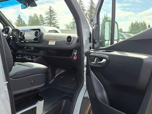 Used 2025 Mercedes-Benz Sprinter 2500 image 10