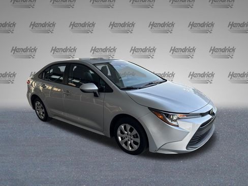 Used 2025 Toyota Corolla LE FWD image 2