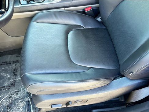 Used 2025 Kia Carnival FWD image 22