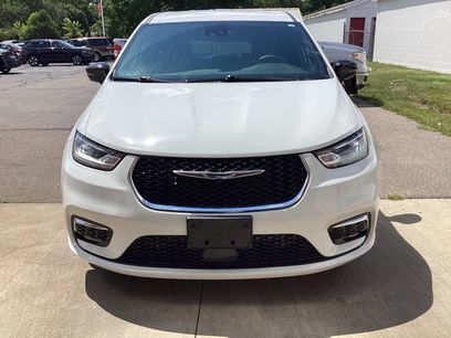Used 2025 Chrysler Pacifica Select