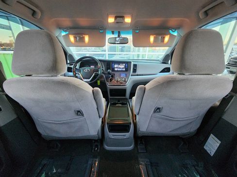 Used 2017 Toyota Sienna LE image 24