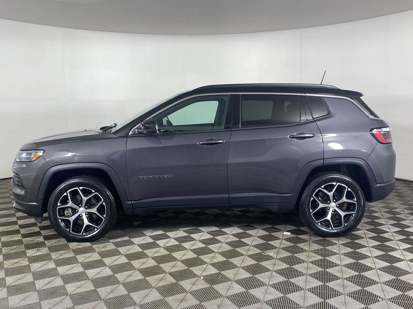 Used 2024 Jeep Compass Limited w/ Sun and Sound Group AWD/4WD image 5