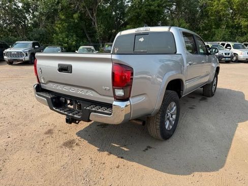 Used 2018 Toyota Tacoma SR5 AWD/4WD image 6