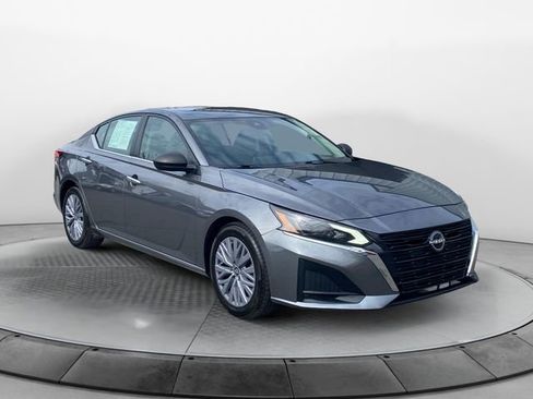 Used 2024 Nissan Altima 2.5 SV image 7