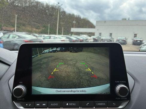 Used 2025 Nissan Sentra SV image 23