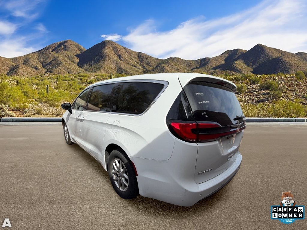 Used 2024 Chrysler Pacifica Touring-L FWD image 2