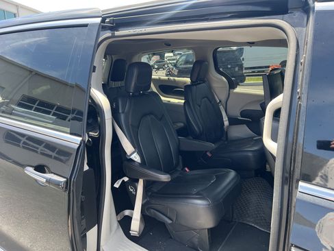 Used 2018 Chrysler Pacifica Touring-L Plus w/ Tire & Wheel Group FWD image 12