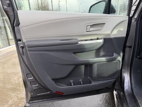 Used 2024 Toyota Sienna LE image 11