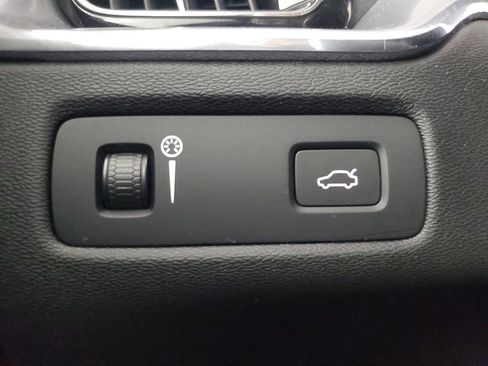 Used 2019 Volvo XC60 T5 Momentum w/ Multimedia Package image 37