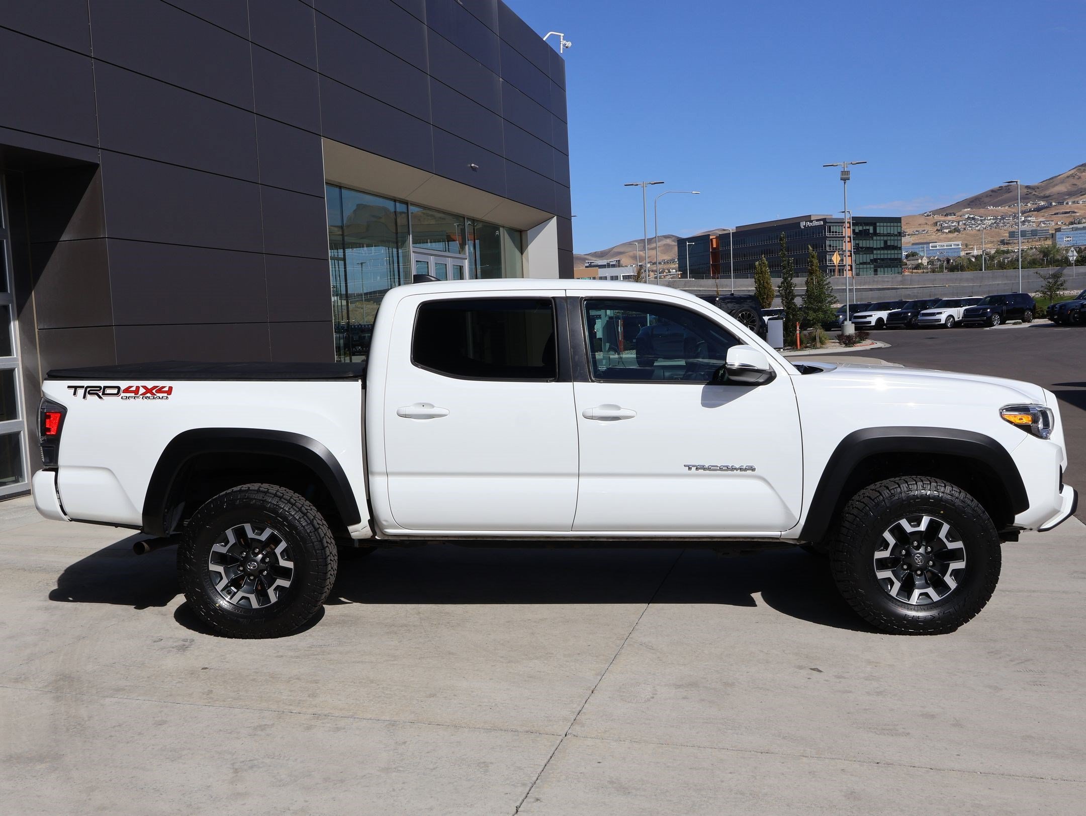 Used 2022 Toyota Tacoma TRD Off-Road w/ Technology Package AWD/4WD image 4