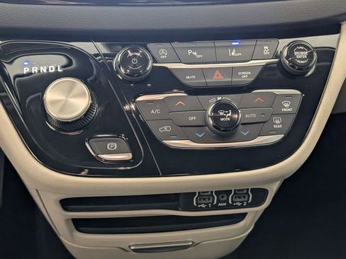 Used 2023 Chrysler Pacifica Touring-L image 22