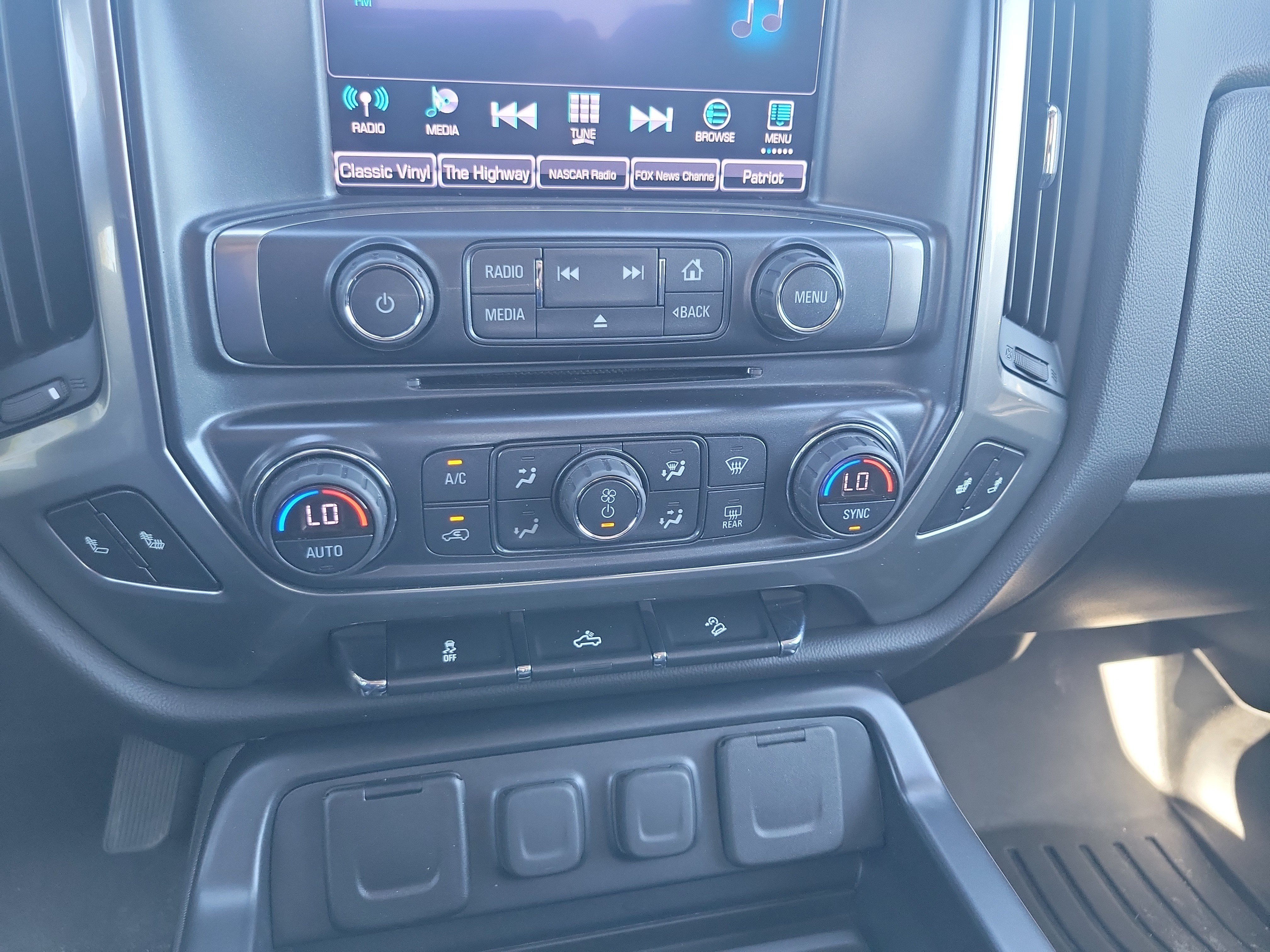 Used 2018 Chevrolet Silverado 1500 LT w/ All Star Edition AWD/4WD image 26