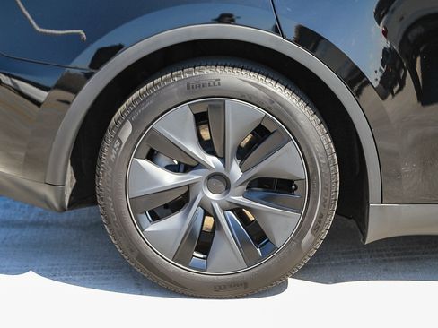 Used 2025 Tesla Model Y Long Range RWD image 11