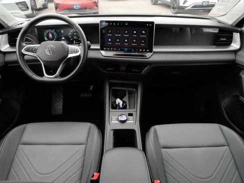 Used 2025 Volkswagen Tiguan SE w/ Panoramic Sunroof Package AWD/4WD image 10