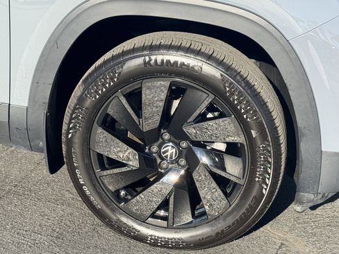 Certified 2025 Volkswagen Atlas SE w/ Panoramic Sunroof Package image 12