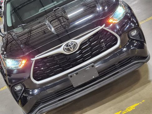 Used 2022 Toyota Highlander XLE FWD image 19
