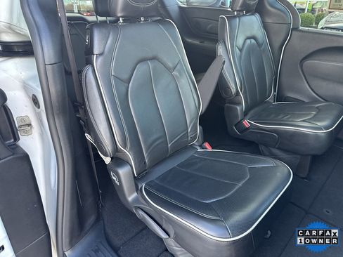 Used 2025 Chrysler Pacifica Limited image 50