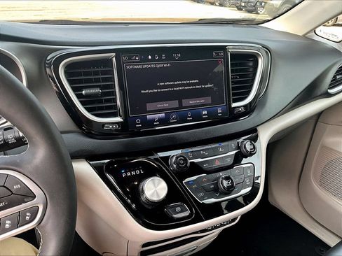 Used 2024 Chrysler Pacifica Touring-L FWD image 19