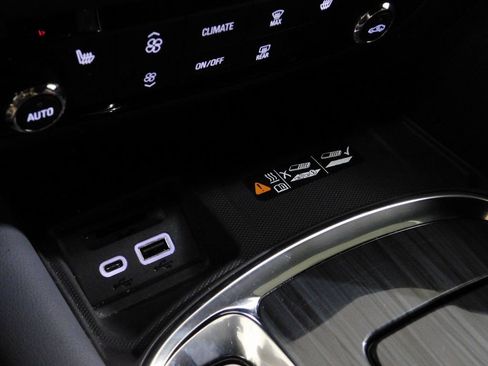 Used 2024 Buick Enclave Essence image 67