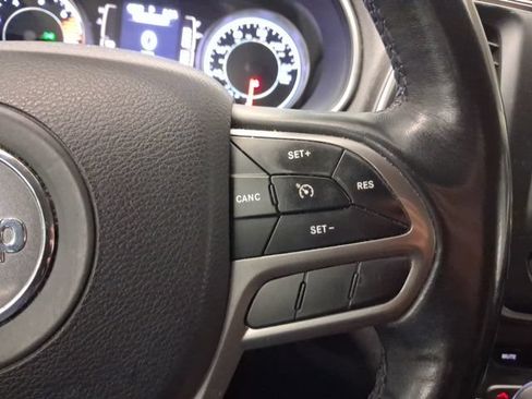 Used 2019 Jeep Cherokee Latitude Plus w/ Comfort/Convenience Group AWD/4WD image 16